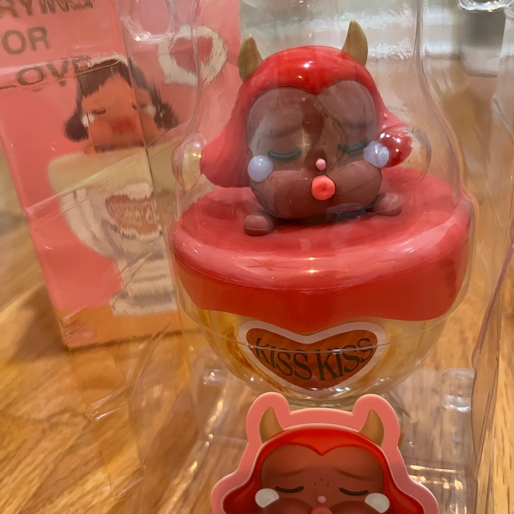 Pop mart ,kiss kiss- devil Vers .Crying for love candle blind box.